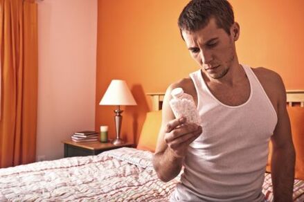 Un home con cura para a prostatite